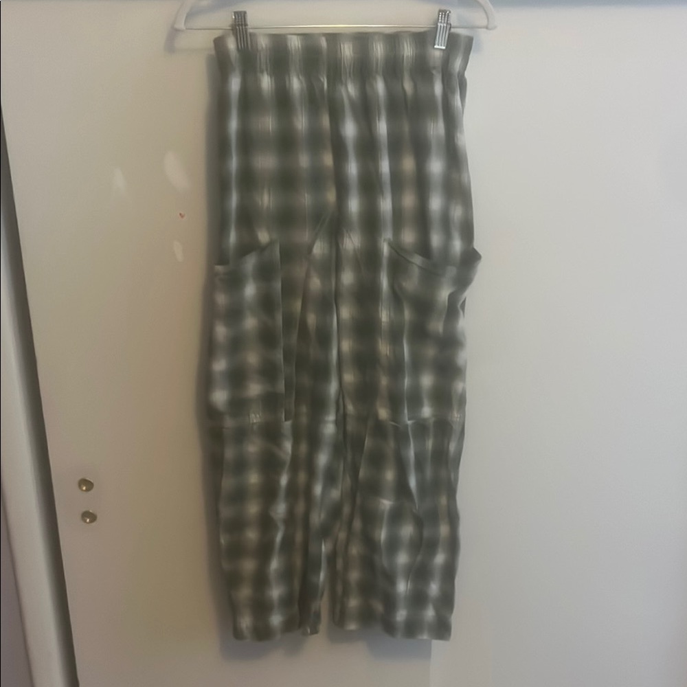 Chic Green Checkered Wide-Leg Pants